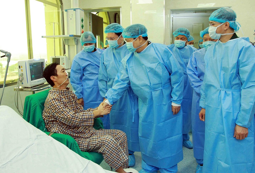 Đại tướng Ngô Xuân Lịch thăm hỏi, trò chuyện với ông Trần Ngọc Hanh - người được ghép phổi lấy từ người cho chết não đầu tiên ở Việt Nam tại Bệnh viện T.Ư Quân đội 108, sáng 27/3 