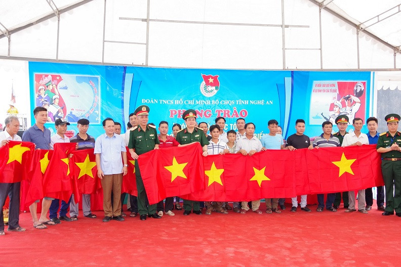 Lãnh đạo Quân khu 4 và Bộ Chỉ huy Quân sự tỉnh Nghệ An trao tặng cờ Tổ quốc cho ngư dân thị xã Cửa Lò, sáng 29/5