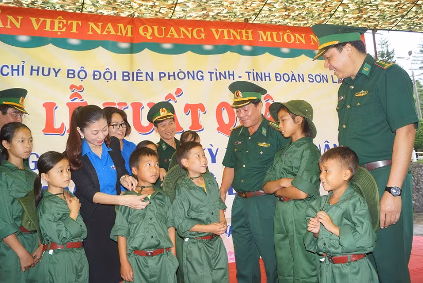 Lãnh đạo Cục Chính trị BĐBP, Bộ chỉ huy BĐBP và Tỉnh Đoàn Sơn La động viên các em nhỏ tại lễ xuất quân