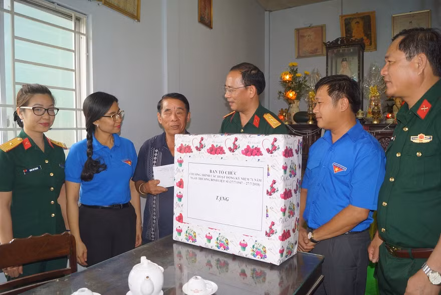 Lãnh đạo, đại biểu T.Ư Đoàn, Ban Thanh niên Quân đội và các đơn vị tham gia hành trình tri ân thăm hỏi, tặng quà thương binh Nguyễn Văn Chuyên, chiều 26/7