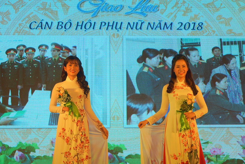 Hội viên phụ nữ Binh chủng Thông tin liên lạc trình diễn áo dài tại chương trình giao lưu