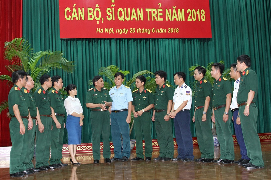 Lãnh đạo Học viện Chính trị trao đổi với các đại biểu về dự tọa đàm, chiều 20/6