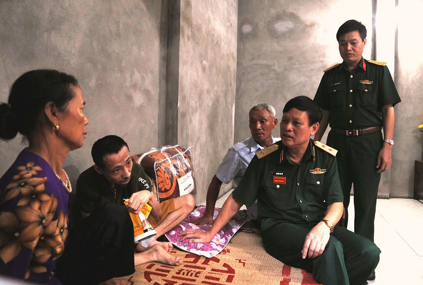 Lãnh đạo Trường Sĩ quan Chính trị thăm hỏi anh Tống Công Thắng