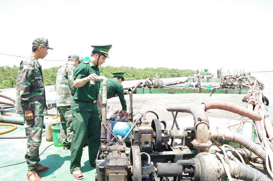 Tạm giữ 3 xà lan chở hơn 1.700 khối cát biển