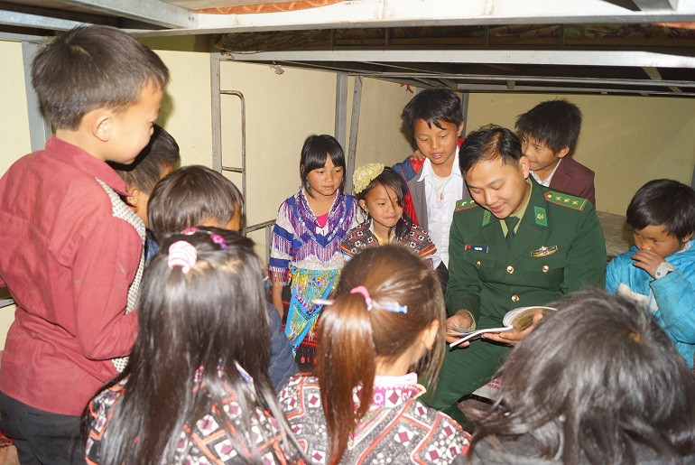 Sĩ quan biên phòng kết nối yêu thương