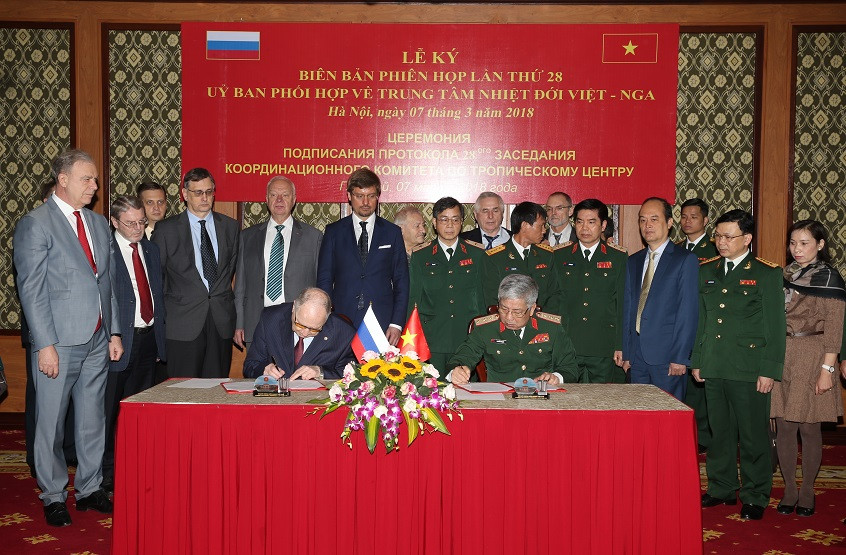 Thượng tướng Nguyễn Chí Vịnh, Thứ trưởng Bộ Quốc phòng và Viện sỹ Viện Hàn lâm Khoa học Nga Pavlov Dmitry Sergeevich ký biên bản Phiên họp lần thứ 28 Ủy ban Phối hợp về Trung tâm Nhiệt đới Việt - Nga, ngày 7/3
