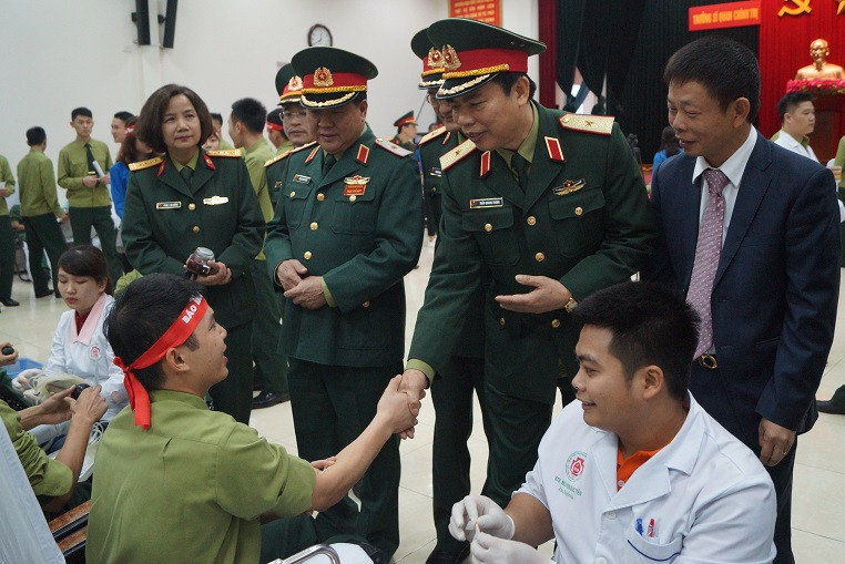 Lãnh đạo Trường Sĩ quan Chính trị, Bệnh viện T.Ư Quân đội 108, Báo Tiền Phong trò chuyện với các bạn trẻ tham gia Chủ nhật Đỏ 2018, sáng 7/1. Ảnh: Nguyễn Minh