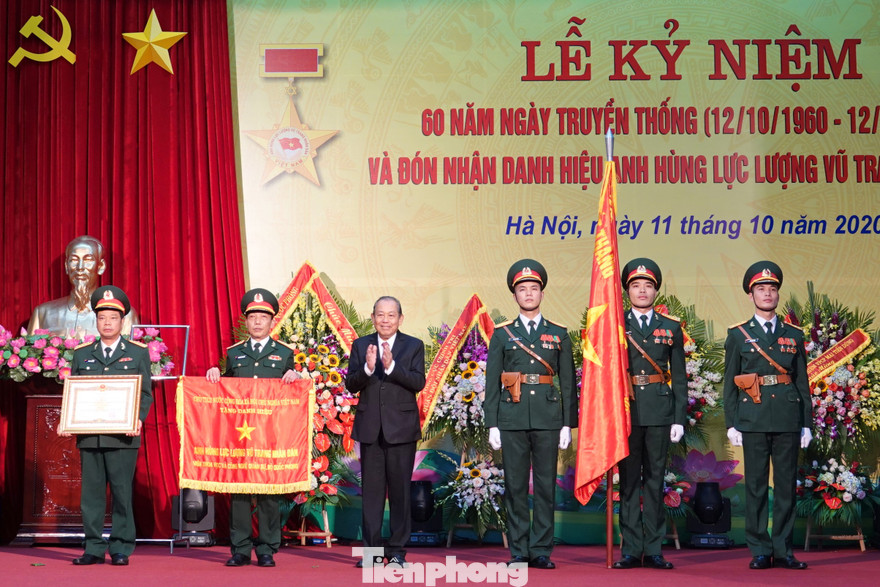 Phó Thủ tướng Thường trực Trương Hòa Bình trao tặng danh hiệu Anh hùng LLVTND cho Viện Khoa học và Công nghệ quân sự, sáng 11/10 