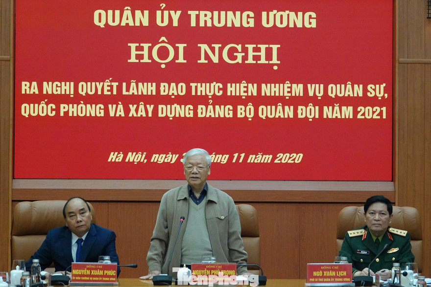 Tổng Bí thư, Chủ tịch nước, Bí thư Quân ủy Trung ương Nguyễn Phú Trọng dự và chỉ đạo hội nghị, sáng 30/11. Ảnh: Nguyễn Minh