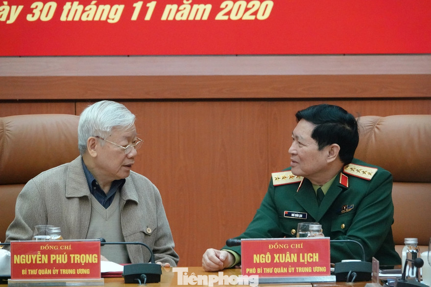 Tổng Bí thư, Chủ tịch nước Nguyễn Phú Trọng và Bộ trưởng Quốc phòng Ngô Xuân Lịch tại hội nghị, sáng 30/11. Ảnh: Nguyễn Minh