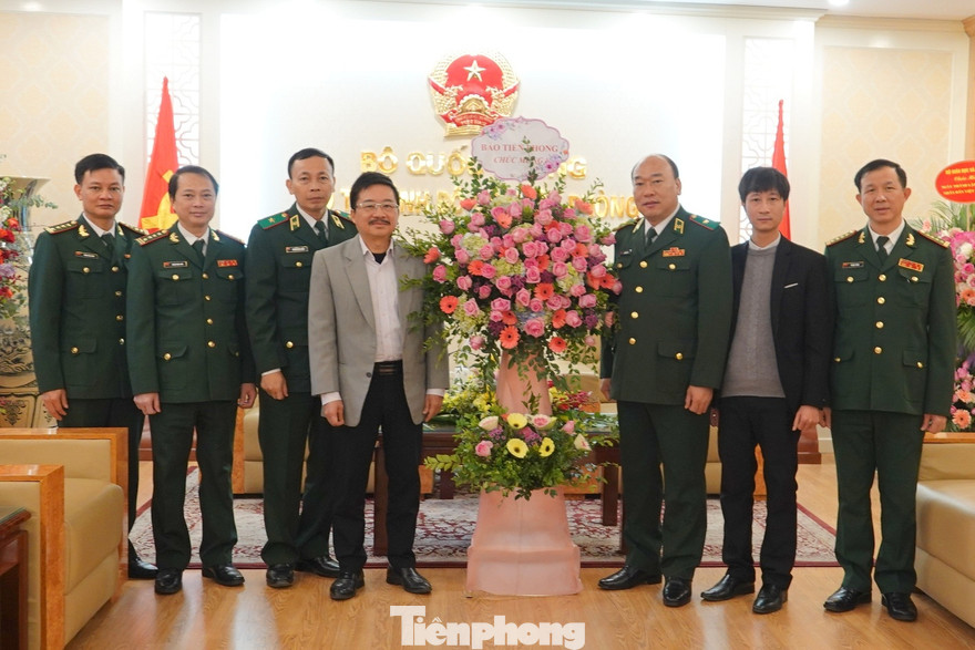 Đoàn đại biểu Báo Tiền Phong chúc mừng Bộ Tư lệnh Bộ đội Biên phòng, sáng 22/12