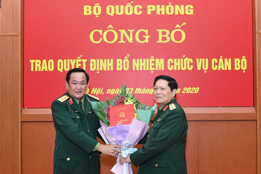 Bộ trưởng Ngô Xuân Lịch trao quyết định bổ nhiệm cho Thứ trưởng Quốc phòng Võ Minh Lương, sáng 3/11