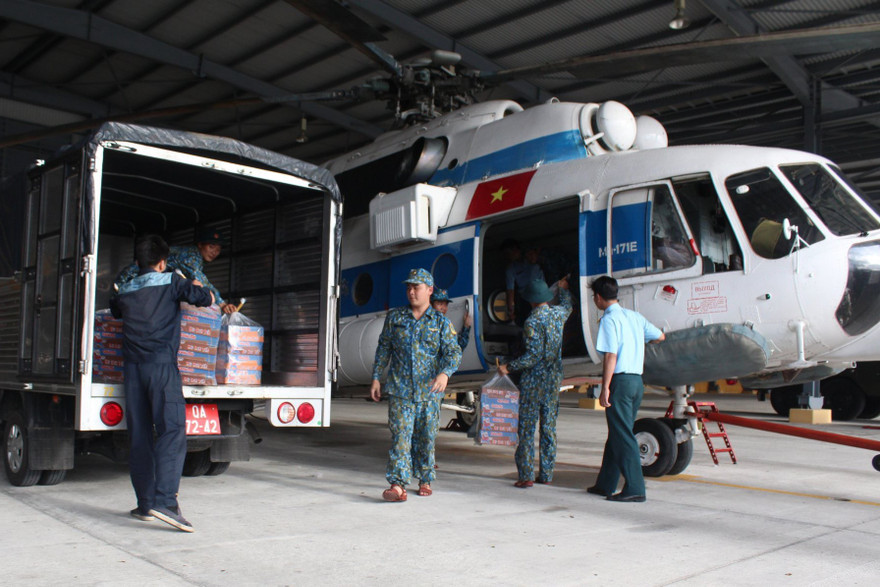 Bộ đội Không quân vận chuyển gạo, nhu yếu phẩm cho người dân bị cô lập ở Phước Sơn, Quảng Nam