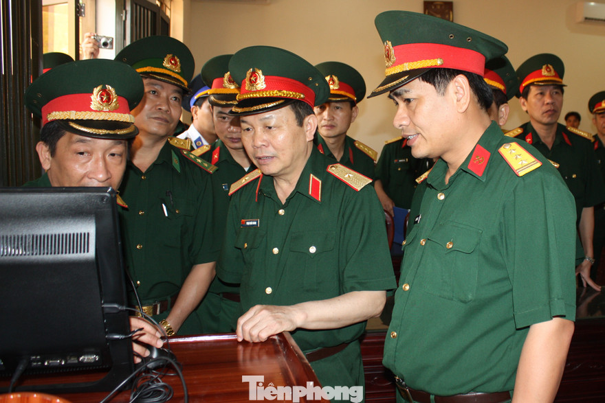 Thiếu tướng Nguyễn Hữu Hùng (khi đó đang là thượng tá, đầu tiên từ phải qua) cùng lãnh đạo Tổng cục Kỹ thuật kiểm tra nhà điều hành khu kỹ thuật của Lữ đoàn Công binh 249.