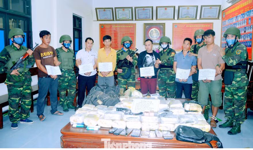 Lực lượng PCMT&TP BĐBP đấu tranh thắng lợi chuyên án 487L (9/2019), bắt 6 đối tượng, thu giữ 39 bánh heroin, 45kg ma túy tổng hợp dạng đá, 6.000 viên hống phiến, 2 khẩu súng ngắn, 50 viên đạn.