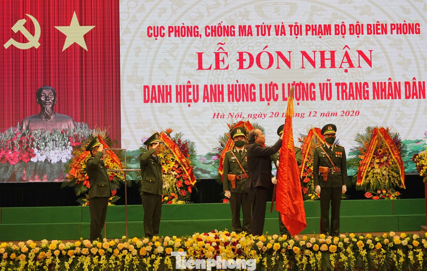 Phó Thủ tướng thường trực Trương Hòa Bình trao tặng danh hiệu Anh hùng LLVT nhân dân cho Cục PCMT&TP Bộ đội Biên phòng, chiều 20/12