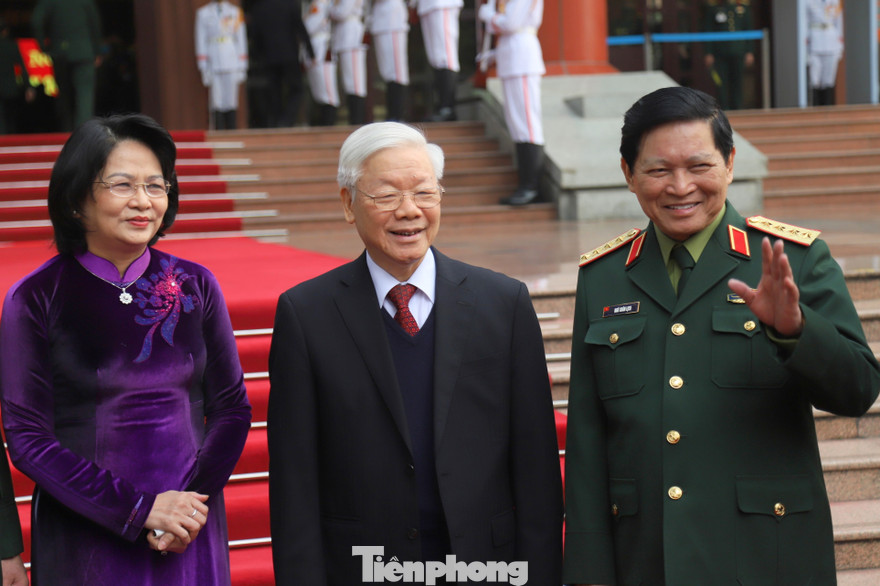Tổng Bí thư, Chủ tịch nước Nguyễn Phú Trọng, Phó Chủ tịch nước Đặng Thị Ngọc Thịnh và Bộ trưởng Quốc phòng Ngô Xuân Lịch trước giờ vào hội nghị