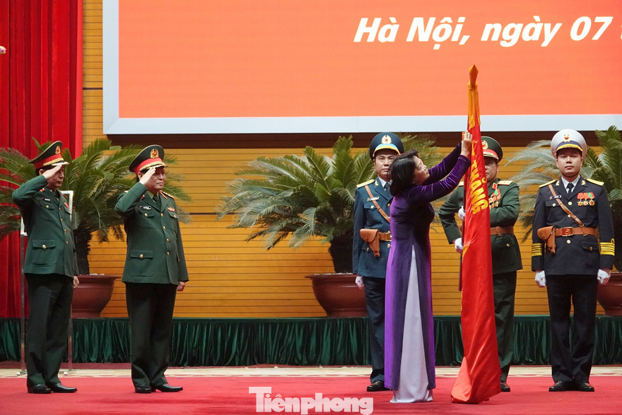 Phó Chủ tịch nước Đặng Thị Ngọc Thịnh gắn Huân chương Bảo vệ Tổ quốc hạng Nhất lên Quân kỳ Quyết thắng của Quân đội nhân dân Việt Nam, sáng 7/12