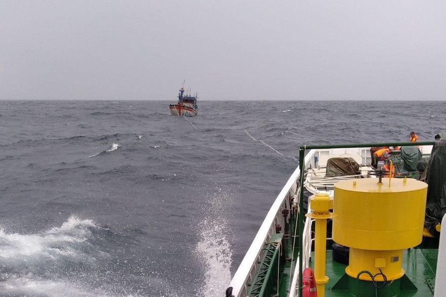 Tàu KN 467 đang lai kéo tàu cá BĐ 98658 TS vào bờ trong sáng 29/10