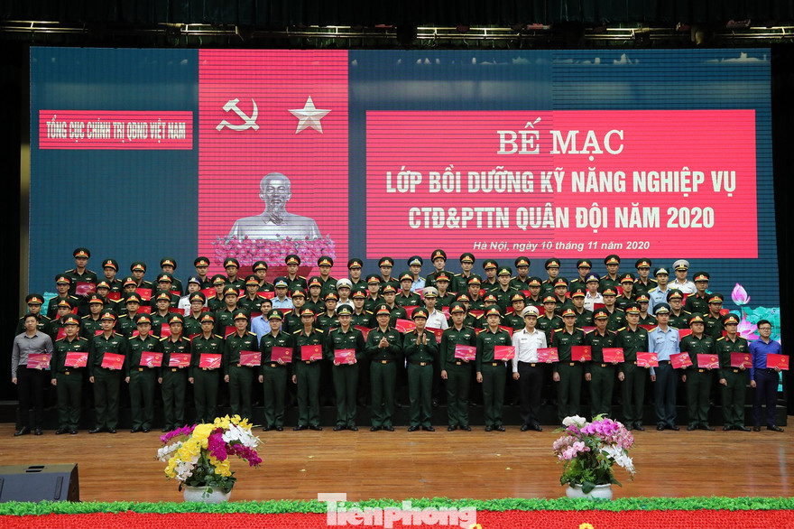 Lãnh đạo Ban Thanh niên Quân đội và Trường Sĩ quan Chính trị trao chứng nhận cho học viên lớp tập huấn