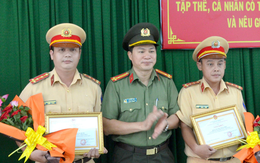 Hai chiến sĩ CSGT có hành động đẹp được tuyên dương.