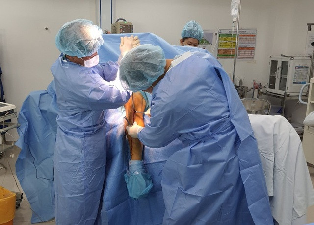 Các bác sĩ thực hiện ca phẫu thuật kết hợp xương cho Hùng Dũng.