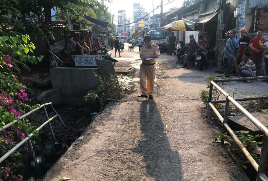 Lực lượng chức năng điều tra vụ việc.