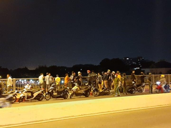 Nhiều người dân tụ tập theo dõi lực lượng chức năng lặn tìm thanh niên.