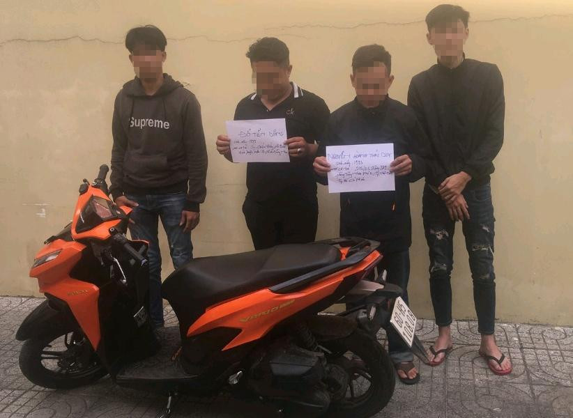 Nhóm 'quái xế' tại cơ quan chức năng.