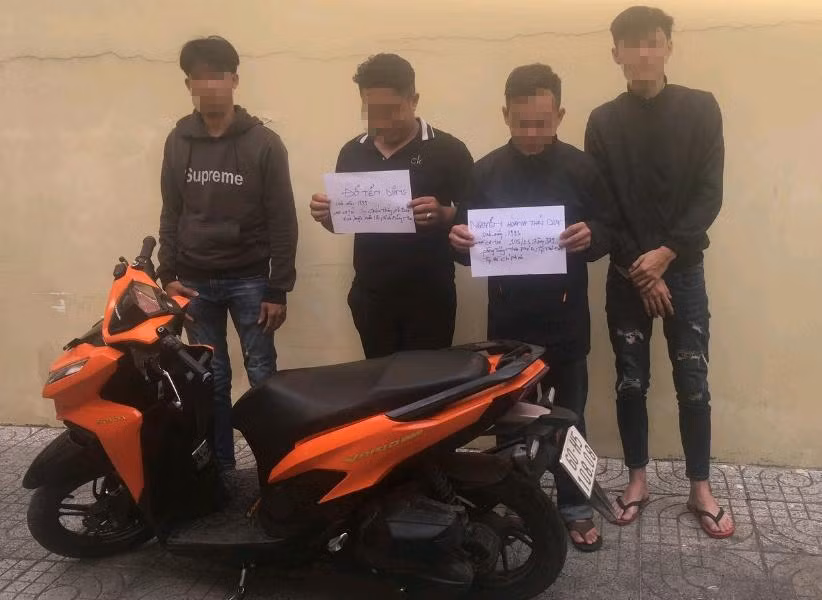 Nhóm 'quái xế' tại cơ quan chức năng.