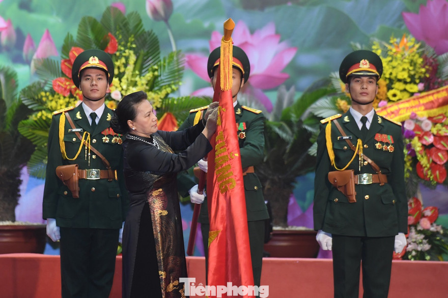 Chủ tịch Quốc hội gắn danh hiệu Anh hùng trao tặng cho Quân tình nguyện và Chuyên gia Việt Nam tại Lào, sáng 29/10