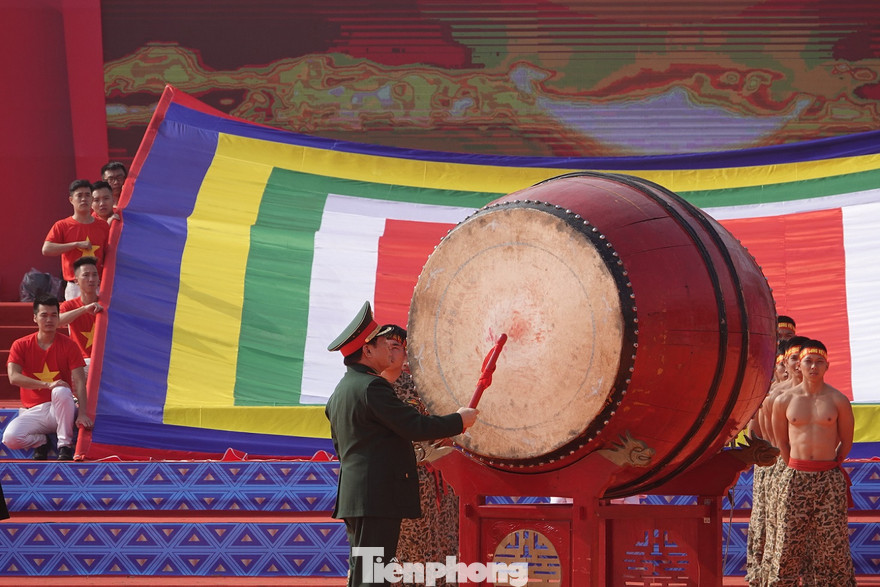  Đại tướng Ngô Xuân Lịch đánh trống khai mạc Ngày hội văn hóa quân dân 2019