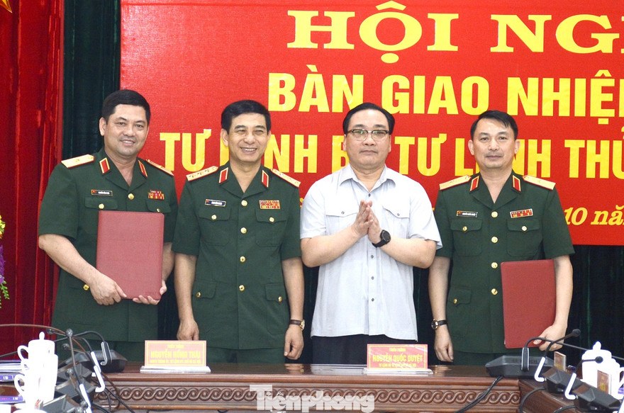 Bí thư Thành ủy Hà Nội Hoàng Trung Hải và Thượng tướng Phan Văn Giang chúc mừng Thiếu tướng Nguyễn Hồng Thái (ngoài cùng bên trái) và Thiếu tướng Nguyễn Quốc Duyệt (ngoài cùng bên phải)