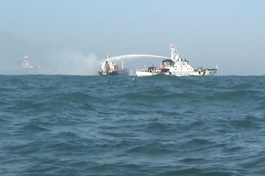 Tàu Cảnh sát biển 4031 tham gia chữa cháy tại hiện trường 