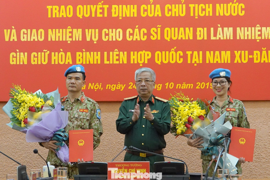 Thượng tướng Nguyễn Chí Vịnh trao Quyết định của Chủ tịch nước cho thượng tá Lê Ngọc Sơn và thiếu tá Nguyễn Thị Minh Phương, chiều 24/10