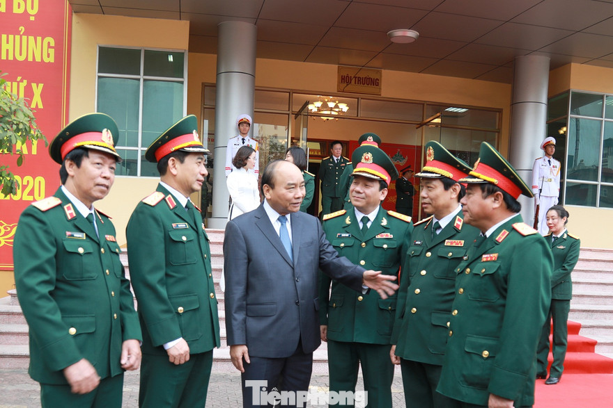 Thủ tướng Nguyễn Xuân Phúc trò chuyện với lãnh đạo, nguyên lãnh đạo Binh chủng Tăng - Thiết giáp, chiều 19/12