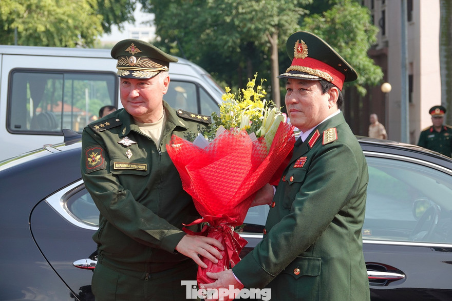 Đại tướng Lương Cường (bên phải) đón Thượng tướng A.V. Kartapolov tới hội đàm tại trụ sở Bộ Quốc phòng, sáng 22/10. Ảnh: Nguyễn Minh