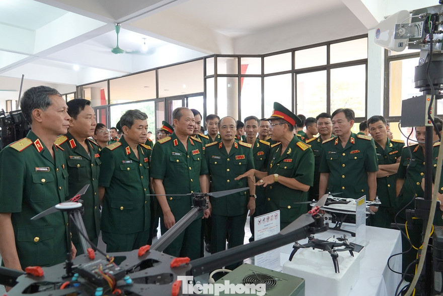 Lãnh đạo Bộ Quốc phòng và các đại biểu dự Đại hội tham quan sản phẩm chế áp flycam do Học viện KTQS chế tạo, sáng 28/10
