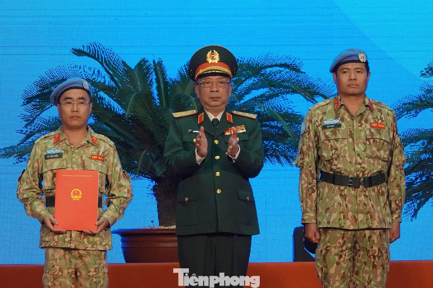 Thượng tướng Nguyễn Chí Vịnh trao Quyết định của Chủ tịch nước cho BVDC 2.2 đi Nam Sudan gìn giữ hoà bình, sáng 13/11