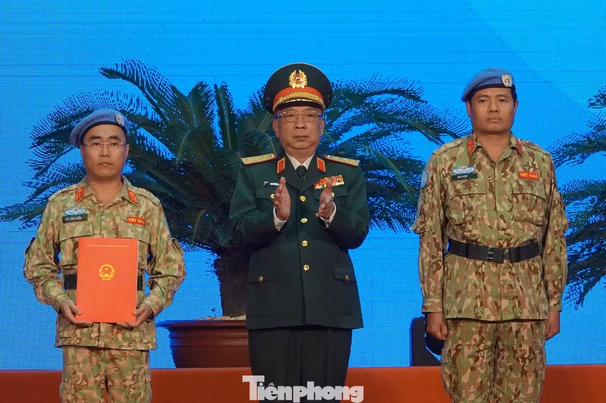 Thượng tướng Nguyễn Chí Vịnh trao Quyết định của Chủ tịch nước cho BVDC 2.2 đi Nam Sudan gìn giữ hoà bình, sáng 13/11