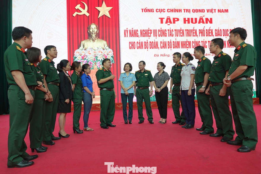 Giảng viên lớp tập huấn trao đổi với các học viên