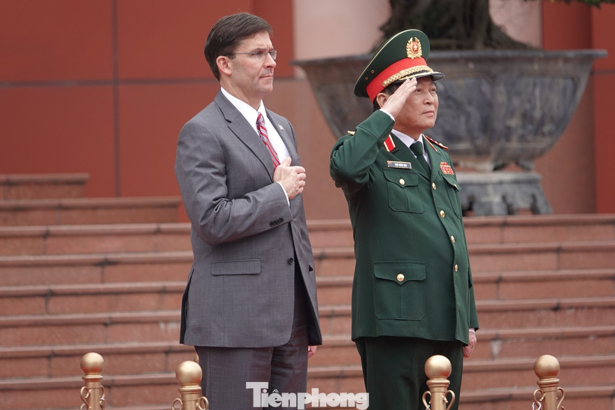 Bộ trưởng Quốc phòng Việt - Mỹ thực hiện nghi lễ chào cờ tại trụ sở Bộ Quốc phòng Việt Nam, sáng 20/11. Ảnh: Nguyễn Minh