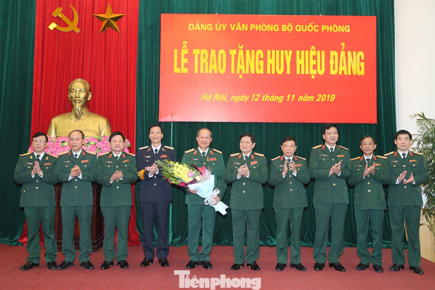 Lãnh đạo Bộ Quốc phòng, Tổng cục Chính trị và Bộ Tổng tham mưu QĐND Việt Nam chúc mừng các sĩ quan cao cấp được trao tặng Huy hiệu 40 năm và 30 năm tuổi Đảng