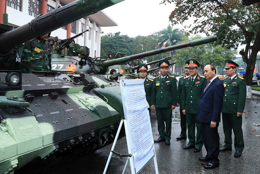Thủ tướng Nguyễn Xuân Phúc tham quan khu vực trưng bày xe tăng tại Bộ Quốc phòng, sáng 21/12