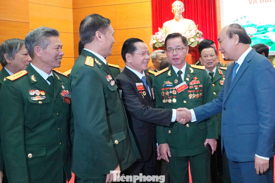 Thủ tướng Nguyễn Xuân Phúc cùng các cựu chiến binh ưu tú. Ảnh: Nguyễn Minh