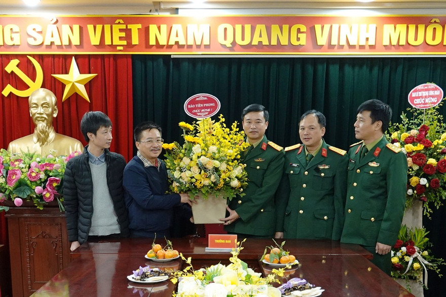 Nhà báo Vũ Tiến, Bí thư Đảng uỷ, Phó Tổng biên tập Báo Tiền Phong chúc mừng Ban Thanh niên Quân đội, sáng 20/12