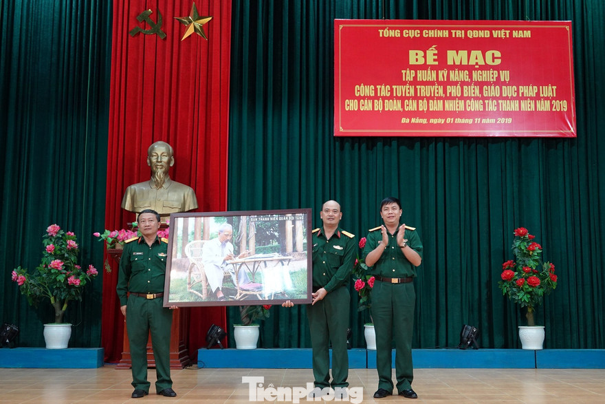 Lãnh đạo Ban Thanh niên Quân đội trao tặng ảnh Bác Hồ cho Lữ đoàn 575