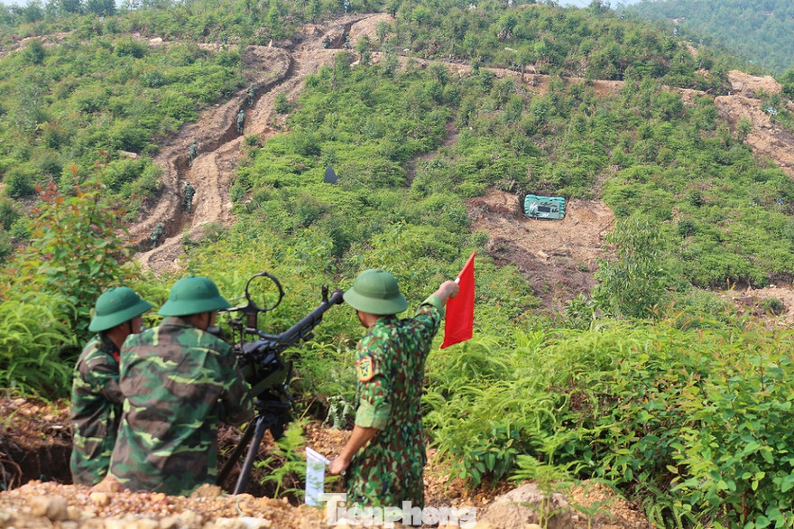 Thực binh bắn chiến đấu tại thao trường bắn thuộc huyện Cẩm Khê