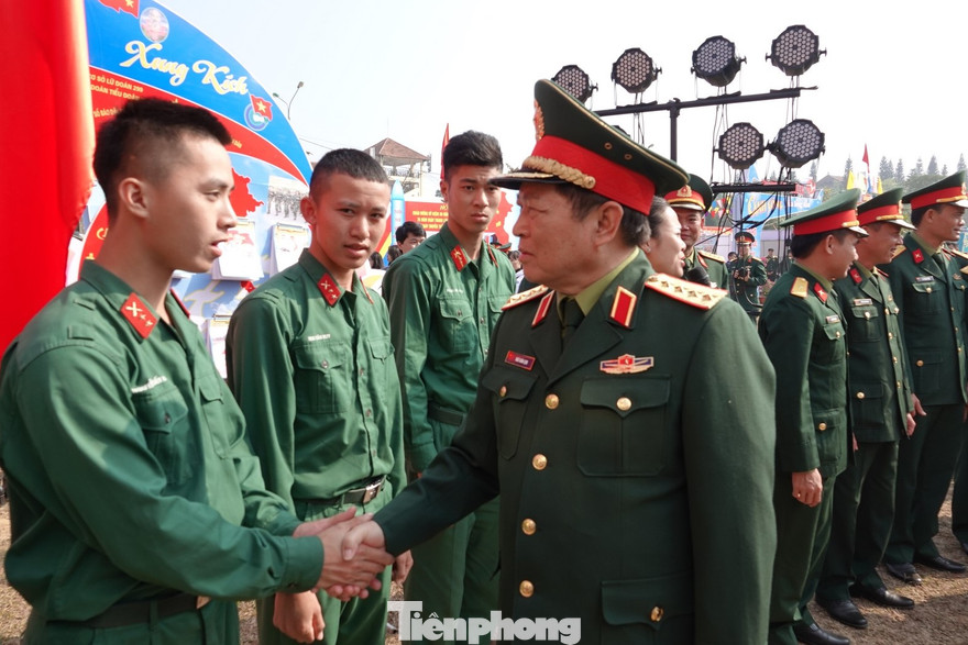 Đại tướng Ngô Xuân Lịch trò chuyện với ĐVTN trong Quân đội tại Hội trại truyền thống “Quân với dân một ý chí”. Ảnh: Nguyễn Minh