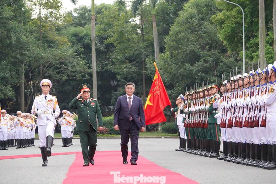 Bộ trưởng Ngô Xuân Lịch và Bộ trưởng Nyamaa EnKhbold duyệt Đội danh dự QĐND Việt Nam, chiều 28/11